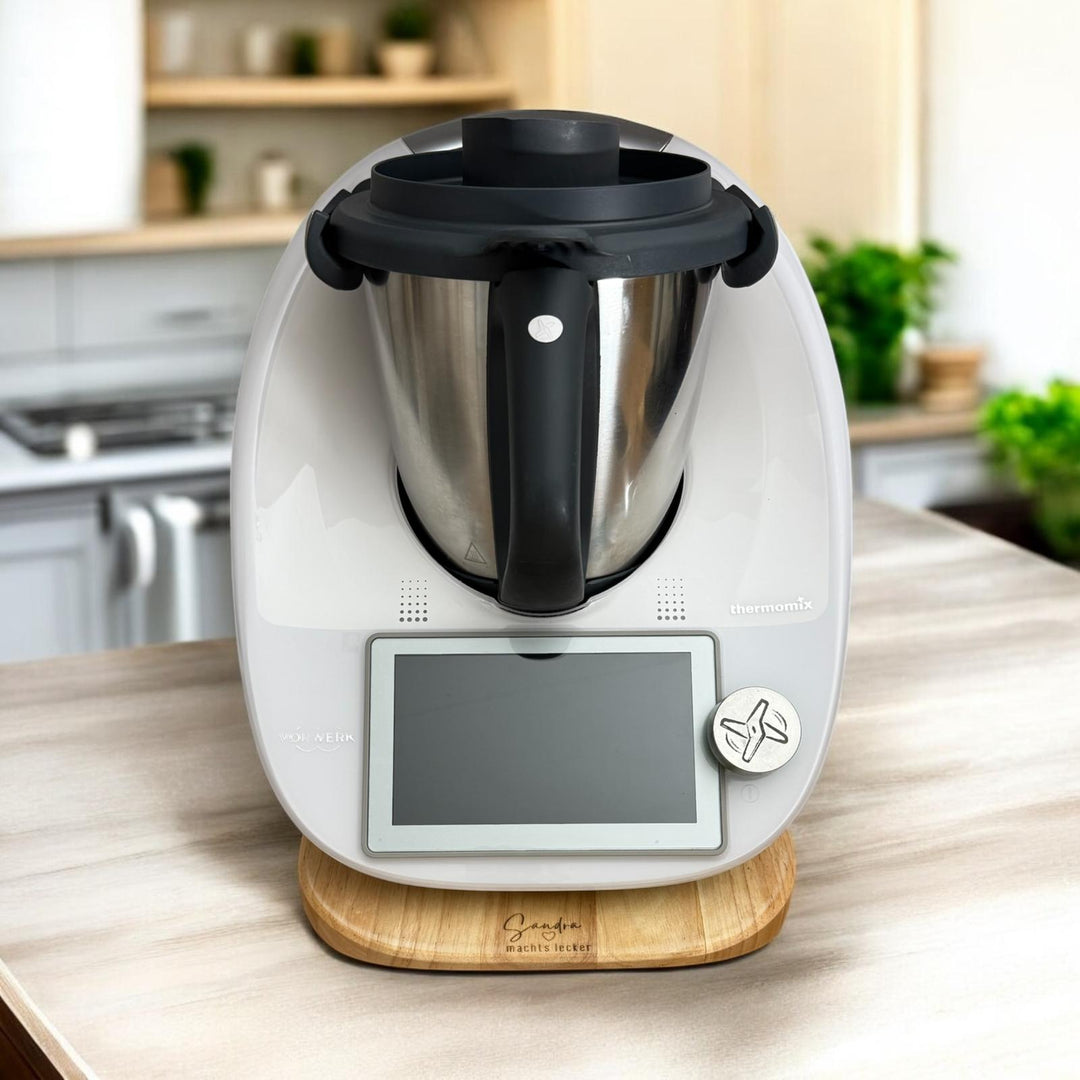 Hochwertiges Gleitbrett für den Thermomix®* aus massiver Eiche mit Gravur – bequemes Verschieben deines TM6®* oder TM5®* im fitgemixt Shop kaufen