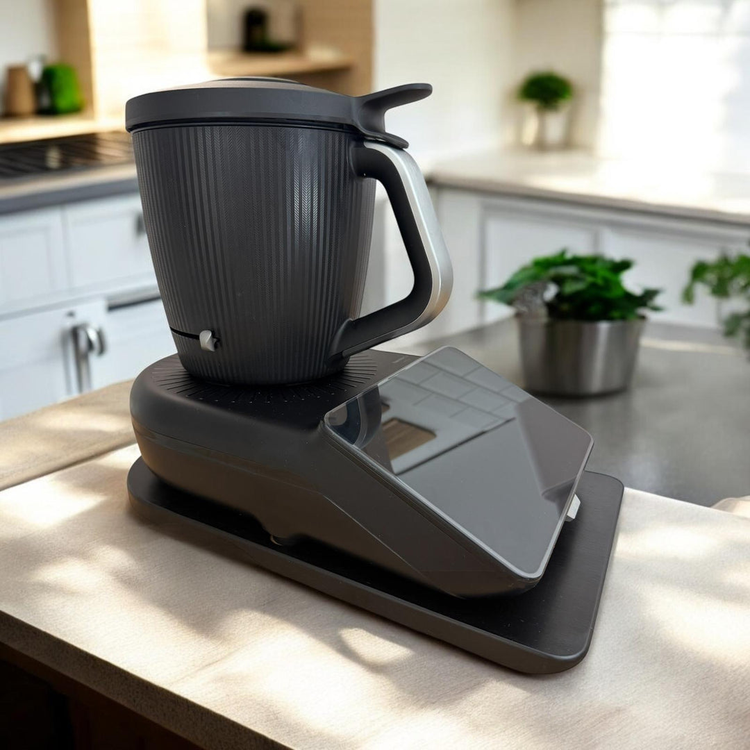 Das Gleitbrett für den Thermomix®* in schwarz von fitgemixt sorgt für stabilen Stand auf der Arbeitsplatte und ist im Shop erhältlich.