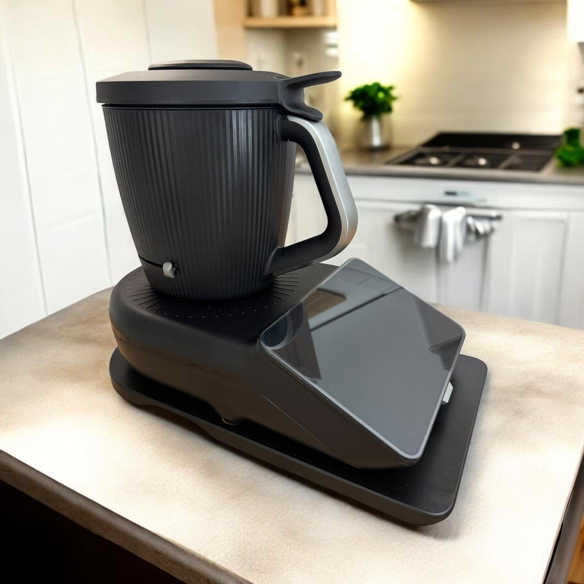 Dieses Gleitbrett für deinen Thermomix®* in schwarz made by fitgemixt erleichtert das Verschieben auf der Arbeitsfläche und kann jetzt online gekauft werden.