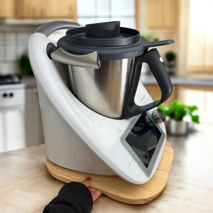Neues Gleitbrett für den Thermomix®* aus Eiche mit beidseitiger Ziehmöglichkeit – funktionales Zubehör mit Gravur bei fitgemixt