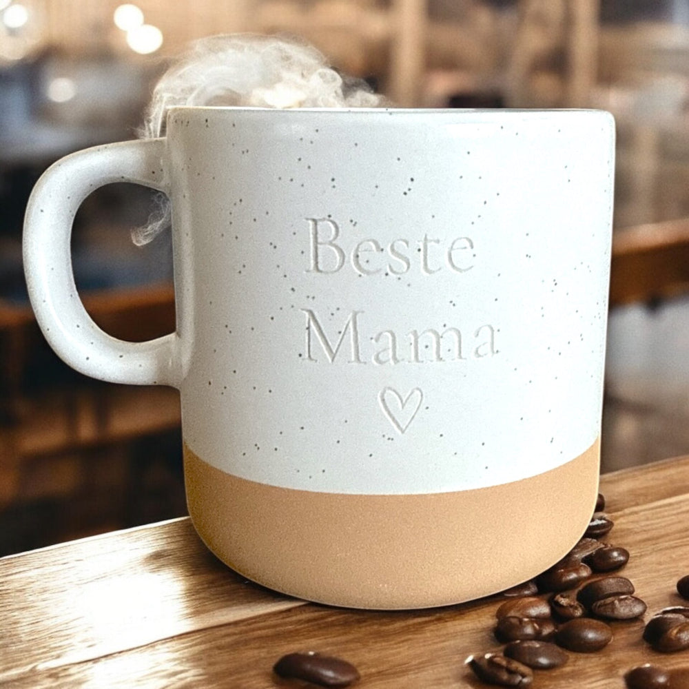 Gravierte Kaffeetassen aus Keramik mit "Beste Mama" und Herz – liebevoll im fitgemixt Shop erhältlich