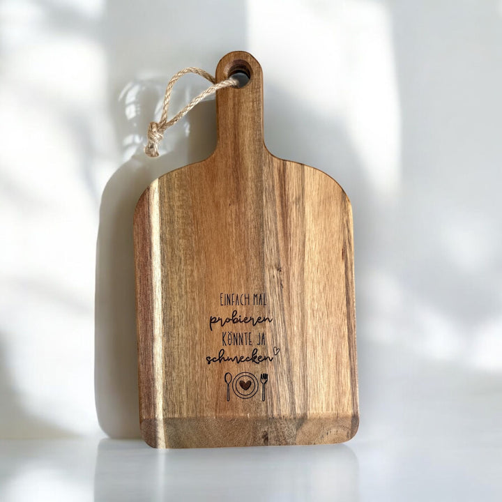 Großes Schneidebrett mit Gravur aus Akazienholz – massives Küchenbrett mit individueller Gravur als Geschenkidee von fitgemixt