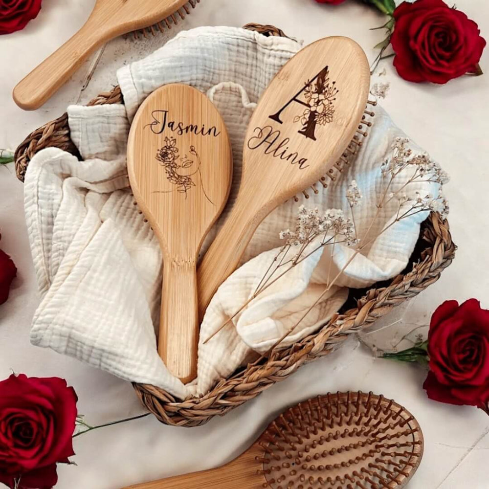 Personalisierte Haarbürste mit Namen personalisiert aus Bambus – das perfekte Geschenk für jeden Anlass, im fitgemixt Onlineshop bestellen.