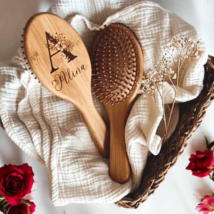 Diese Haarbürste ist mit einem individuellen Namen graviert. Sie ist ein tolles Geschenk für jeden Anlass. Die Bürste ist aus hochwertigem Material gefertigt und ist langlebig.