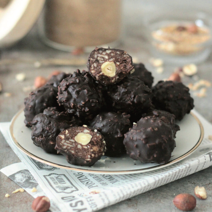 Knusprige Haselnusspralinen ohne Zucker – entdecke das Rezept im Fitgemixt-Backbuch und kaufe jetzt im Fitgemixt-Shop.