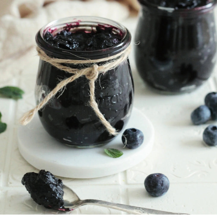 Fruchtige Heidelbeer-Marmelade ohne Zucker – gesunde Rezeptidee aus dem Fitgemixt-Backbuch „Süß bin ich“. Hol dir dein Buch im fitgemixt Shop.