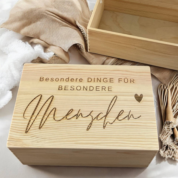 Holzkiste zur Geburt mit personalisierten Details wie Name, Geburtsdatum und Uhrzeit. Erhältlich hier im Fitgemixt Shop