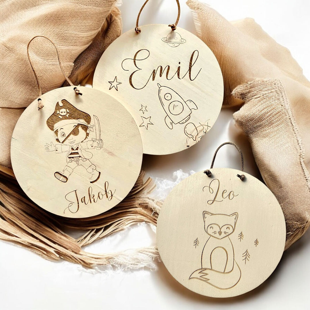 Du möchtest ein Holzschild mit Name für deine/n Liebste/n kaufen? Dann ist unser handgefertigtes und hochwertig lasergraviertes Geburtsschild genau das Richtige - Geschenkideen by Fitgemixt