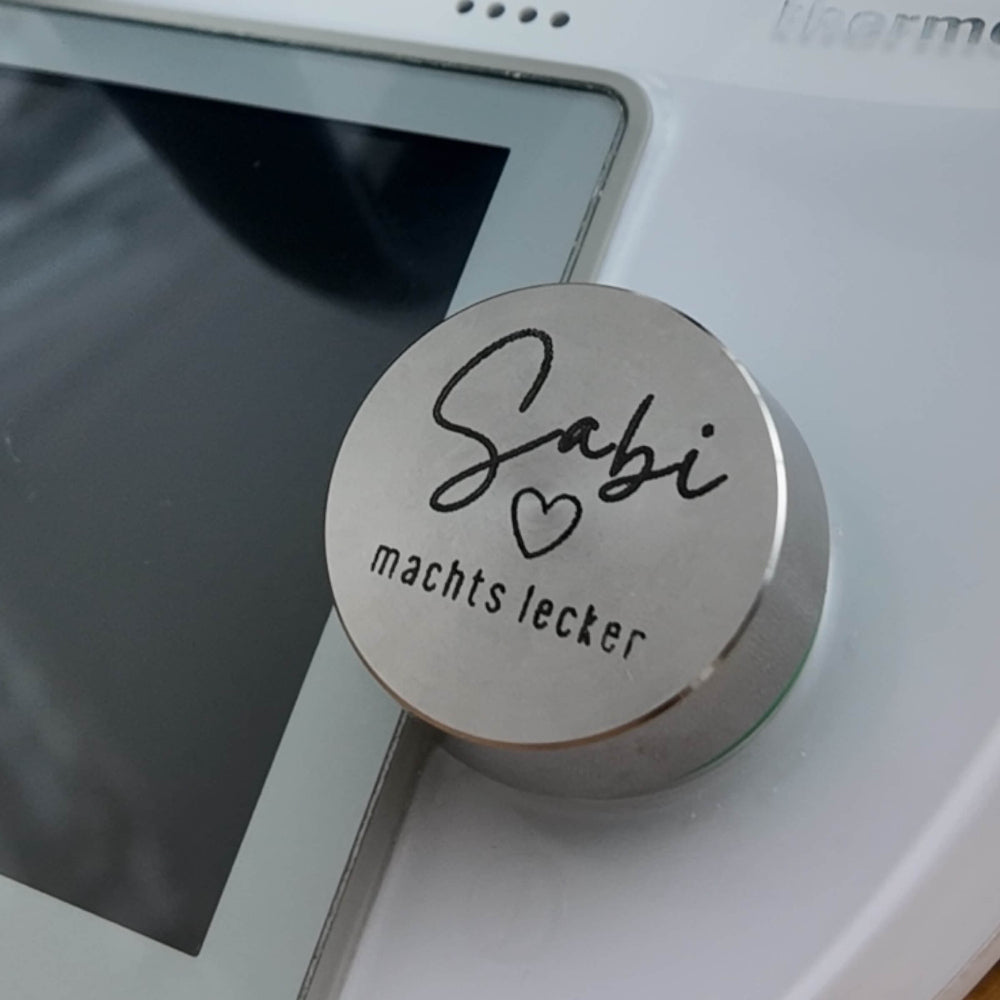 Jetzt hier die praktische und personalisierbare Drehknopfabdeckung passend für den Thermomix FitTopper hier bestellen.