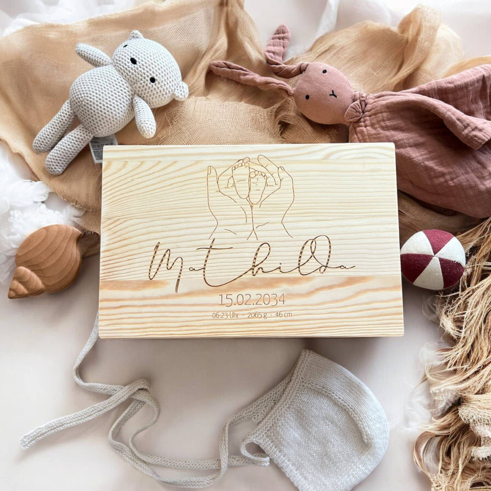 Personalisierte Erinnerungskiste aus Holz mit kindgerechten Motiven und Namen des Kindes. Erhältlich hier im Fitgemixt Shop