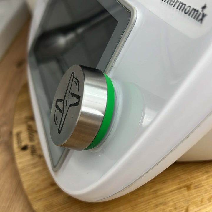 Seitliche Ansicht vom Drehknopfabdeckung FitTopper passend für den Thermomix®*