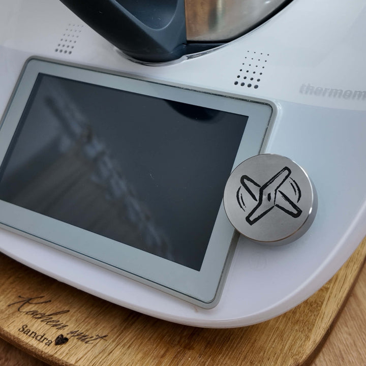 Frontansicht vom Drehknopfabdeckung FitTopper passend für den Thermomix®* mit Fitgemixt Logo