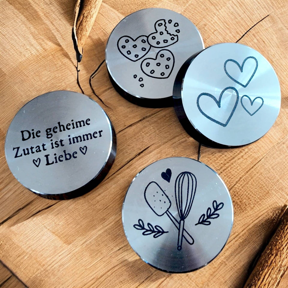Individuelle Drehknopfabdeckungen FitTopper mit Sprüchen wie 'Die geheime Zutat ist immer Liebe' – perfekt zum Verschenken im fitgemixt Onlineshop.