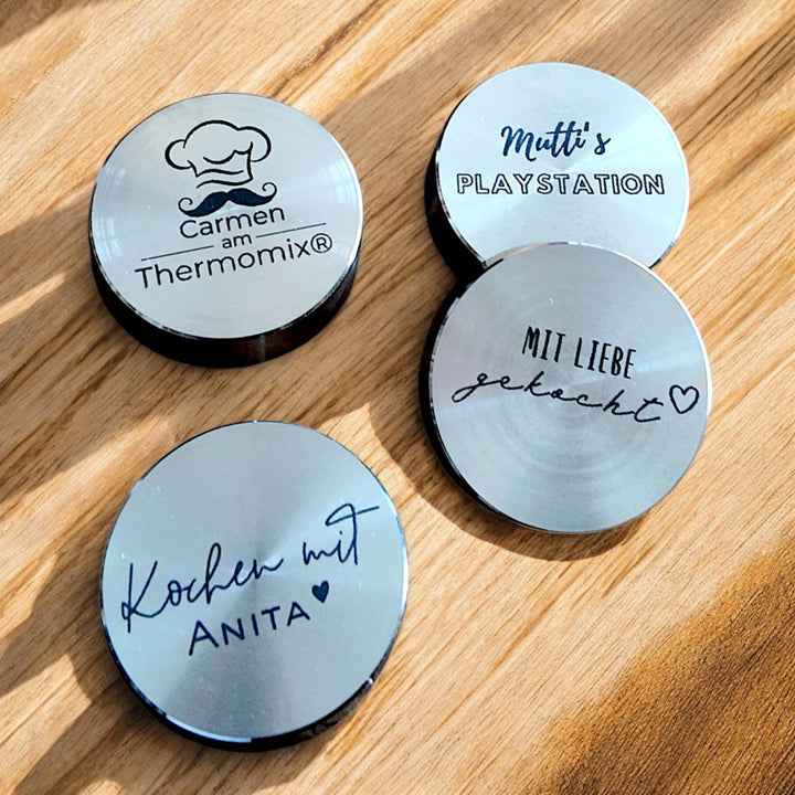Drehknopfabdeckungen FitTopper passend für den Thermomix®* mit personalisierten Sprüchen wie 'Kochen mit Anita' – ideale Geschenkidee im fitgemixt Onlineshop.