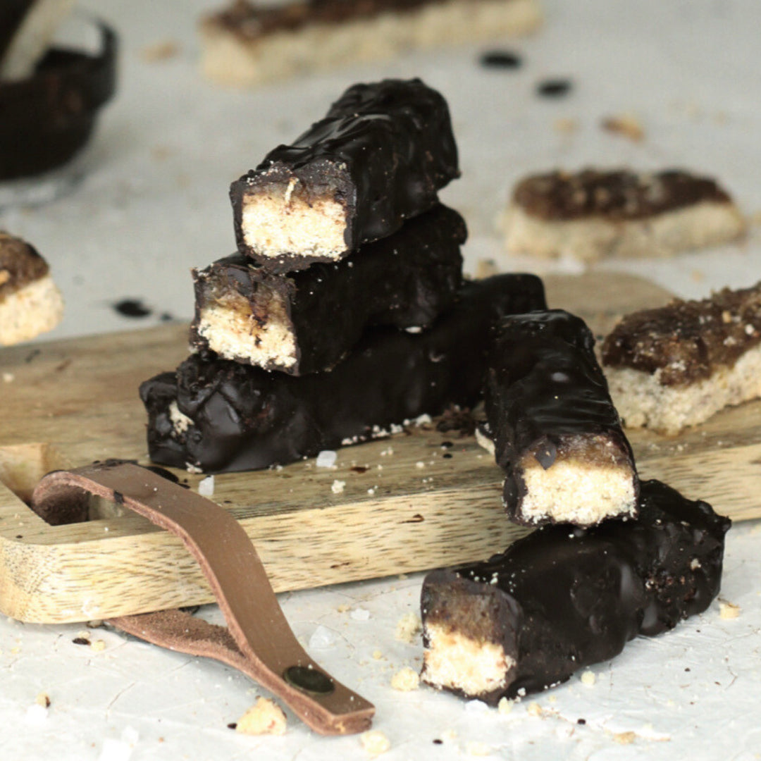 Zuckerfreie Karamellkeks-Riegel – himmlisch schokoladig und knackig. Rezepte aus dem Fitgemixt-Backbuch „Süß bin ich“. Jetzt im fitgemixt Shop bestellen.