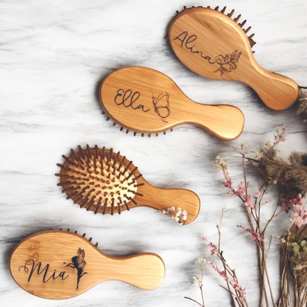 Personalisierbare Haarbürste für Kinder mit Namen und süßem Motiv - Jetzt im fitgemixt Shop bestellen.