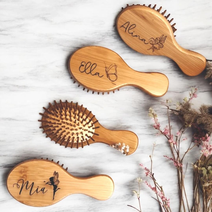 Personalisierbare Haarbürste für Kinder mit Namen und süßem Motiv - Jetzt im fitgemixt Shop bestellen.