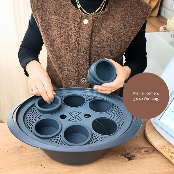 Kocheinsatz für Thermomix® Varoma® – ideal für Portionsgerichte und Dampfgaren. Jetzt FitSteamForm im fitgemixt Shop kaufen.