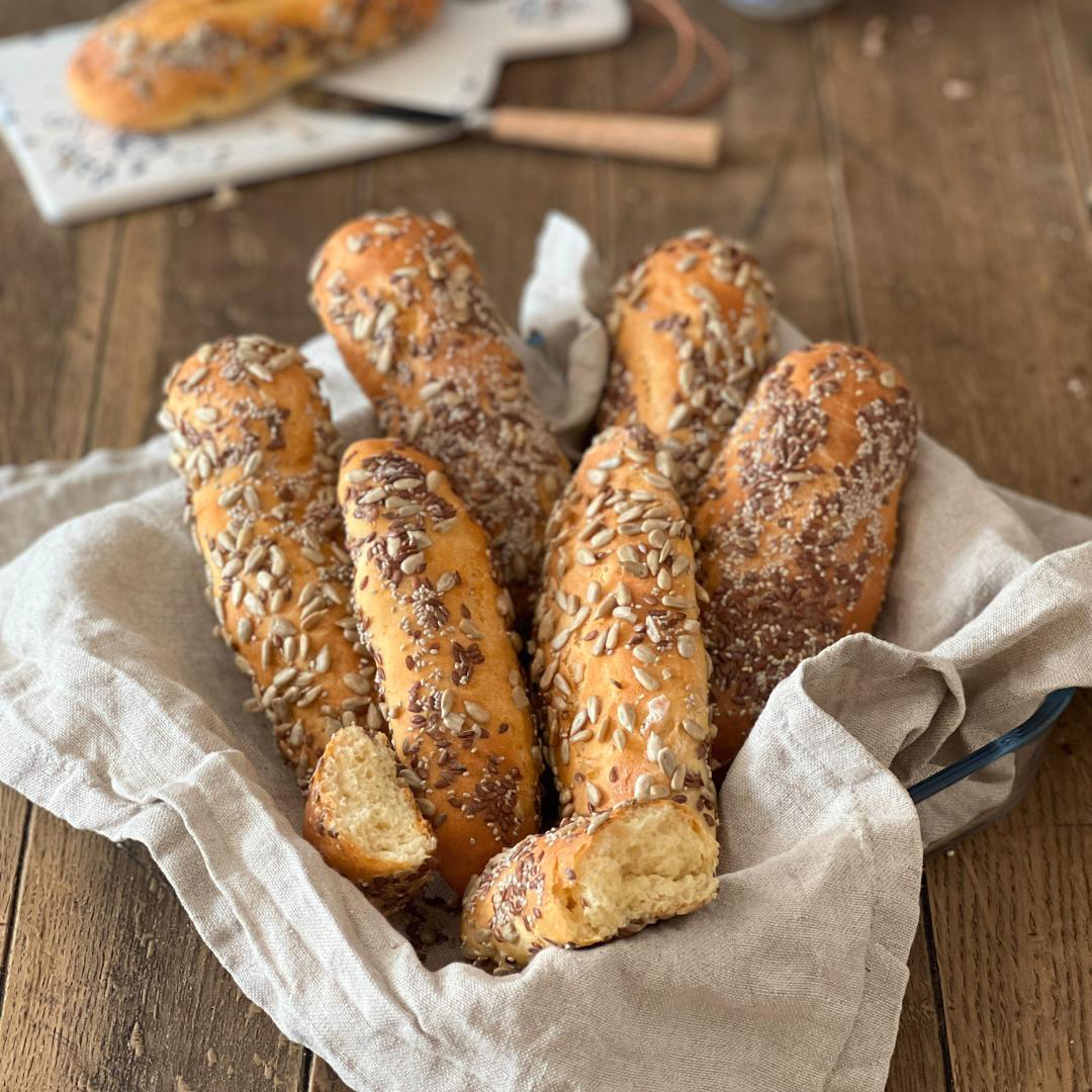 Proteinreiche Körnerstangen aus dem neuen Brotbackbuch für den Thermomix by fitgemixt. Entdecke jetzt unser neues Brotbackbuch für den Thermomix by fitgemixt und zaubere köstliche, proteinreiche Körnerstangen wie diese auf den Tisch! Jetzt bestellen und direkt ausprobieren und genießen!