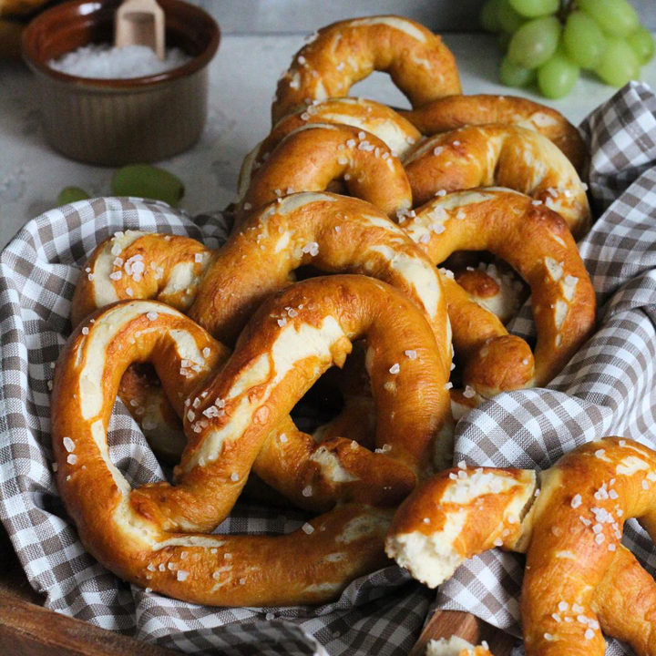 Laugenbrezeln aus dem neuen Brotbackbuch für den Thermomix by fitgemixt. Entdecke mit unserem neuen Brotbackbuch für den Thermomix by fitgemixt die Welt des selbstgemachten Brots und werde zum Brotback-Profi! Jetzt bestellen und losbacken.