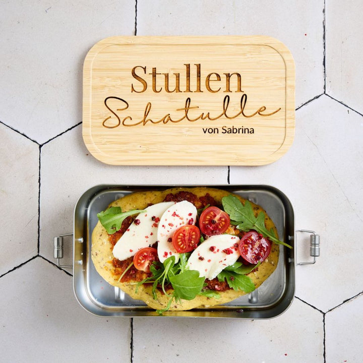 Lunchbox mit Fächern gesucht? Unsere personalisierbare Lunchbox kann ganz einfach mit einer oder zwei Fächern versehen werden, um unterschiedliche Lebensmittel zu transportieren. Bestellbar im fitgemixt Onlineshop.