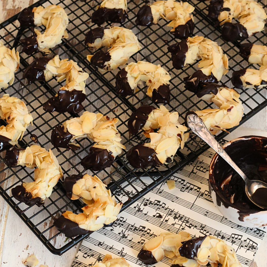 Köstliches Mandelhörnchen Weihnachtsrezept im Thermomix - erhältlich im 'Winterlieblinge' Buch von fitgemixt Onlineshop