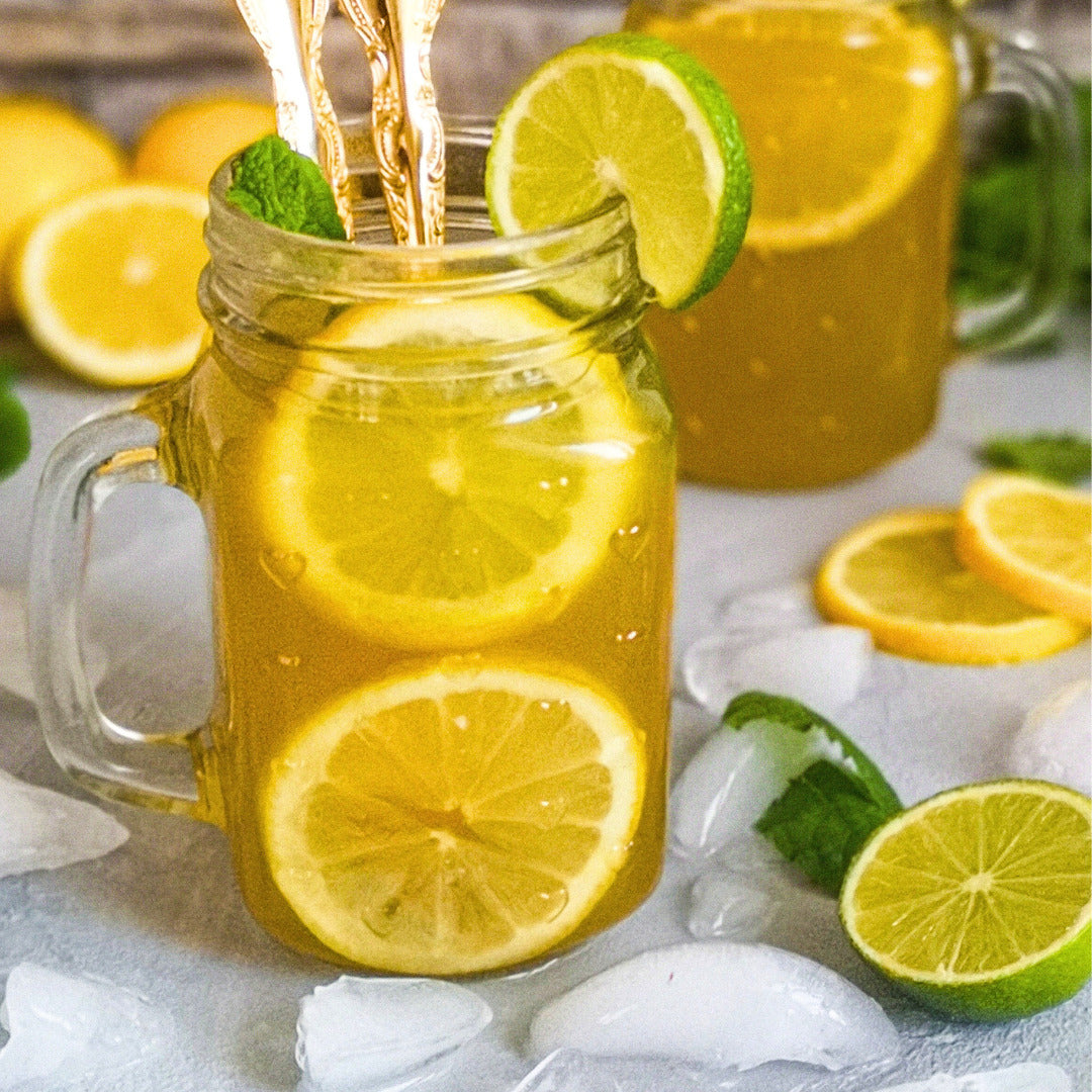 Erfrischender Matcha Eistee mit Ingwer und Limette, vegan, low-carb und ohne Haushaltszucker, in 5 Minuten zubereitet aus dem Diät-Rezepte Kochbuch passend für den Thermomix®* Feel Good Fast Food von Fitgemixt