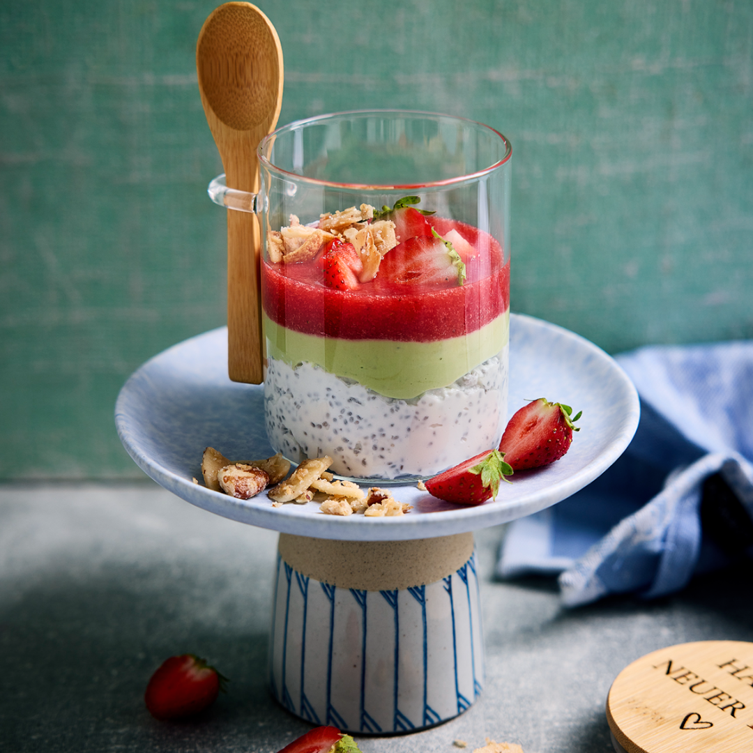 Matcha-Erdbeer-Glas mit Chia aus dem Rezeptbuch "Let’s break fast" von fitgemixt