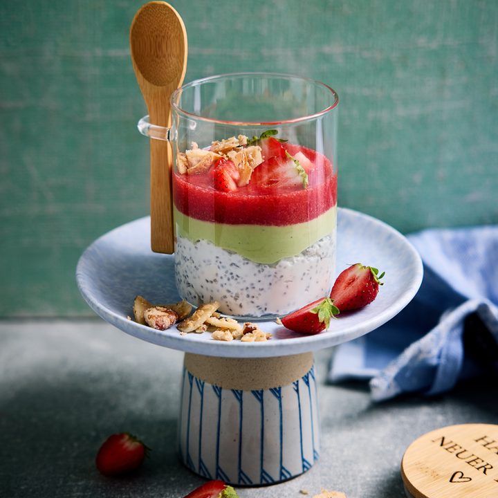 Matcha-Erdbeer-Glas mit Chia aus dem Rezeptbuch "Let’s break fast" von fitgemixt
