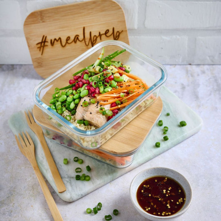 Hochwertige Meal-Prep-Boxen aus Glas mit verschiedenen Sprüchen für eine gesunde Wochenplanung jetzt hier im Onlineshop von Fitgemixt bestellen