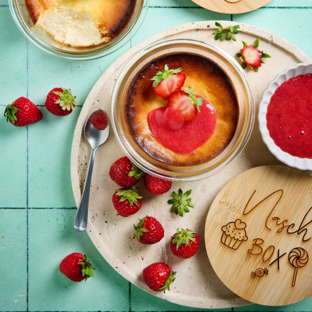 Die super praktischen und gravierbaren Meal Prep Glasdosen gefüllt mit Käsekuchen und Erdbeersoße – Meal Prep Glasdose mit graviertem Deckel jetzt bei fitgemixt bestellen