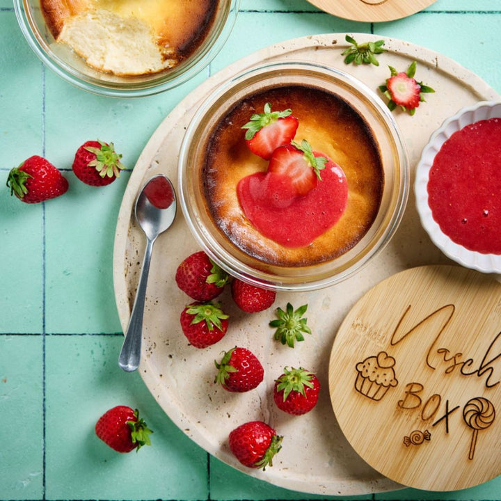 Die super praktischen und gravierbaren Meal Prep Glasdosen gefüllt mit Käsekuchen und Erdbeersoße – Meal Prep Glasdose mit graviertem Deckel jetzt bei fitgemixt bestellen
