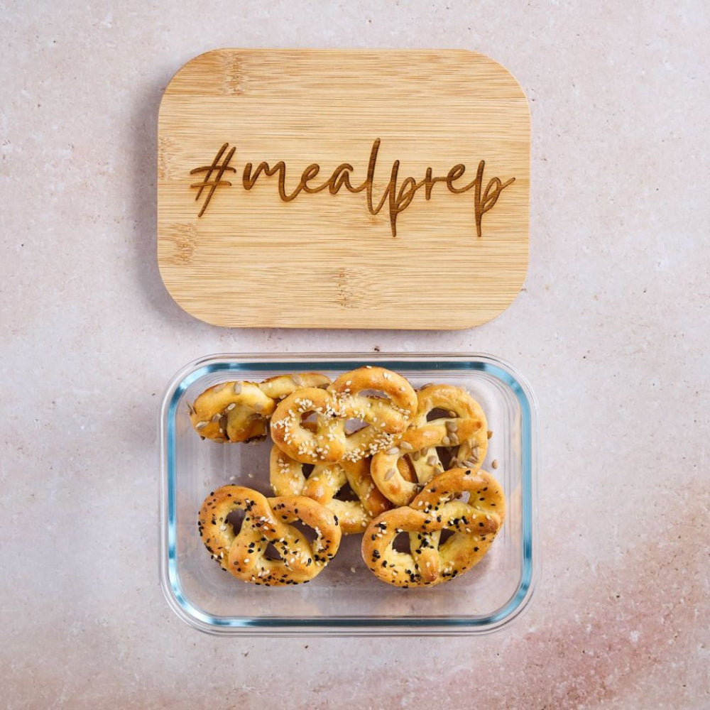 Meal Prepping Boxen aus Glas von fitgemixt mit Mini-Brezeln und graviertem #mealprep-Deckel – ideal zur Aufbewahrung von Snacks, jetzt bei fitgemixt kaufen