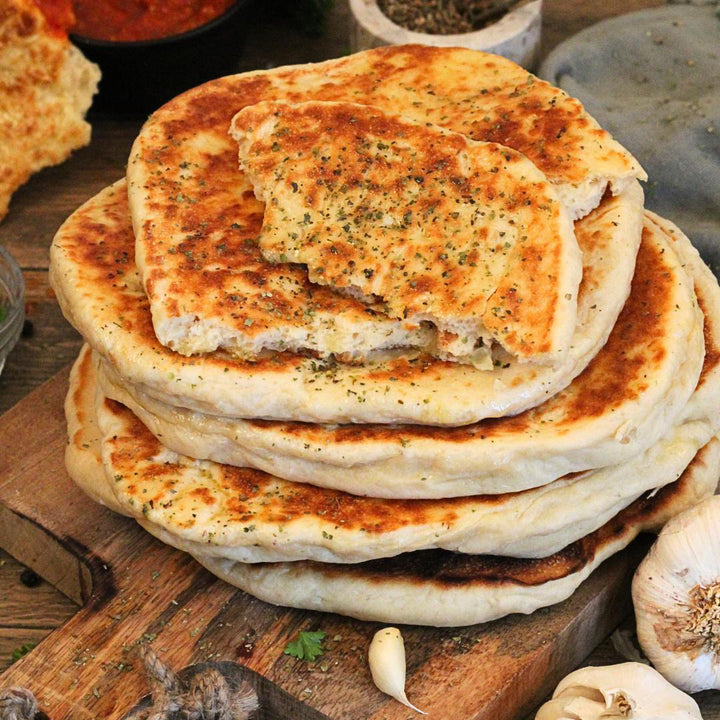Leckeres Naan Brot aus dem neuen Brotbackbuch für den Thermomix by fitgemixt. Entdecke jetzt unser neues Brotbackbuch für den Thermomix by fitgemixt und zaubere dir deine eigenen köstlichen Naan Brot - perfekt für die nächste Grillparty oder als Beilage zum Curry. Bestelle jetzt und starte dein Back-Abenteuer!