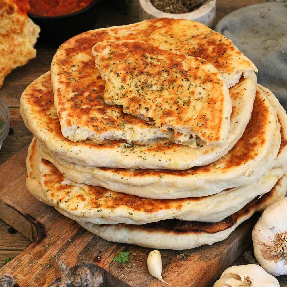 Leckeres Naan Brot aus dem neuen Brotbackbuch für den Thermomix by fitgemixt. Entdecke jetzt unser neues Brotbackbuch für den Thermomix by fitgemixt und zaubere dir deine eigenen köstlichen Naan Brot - perfekt für die nächste Grillparty oder als Beilage zum Curry. Bestelle jetzt und starte dein Back-Abenteuer!
