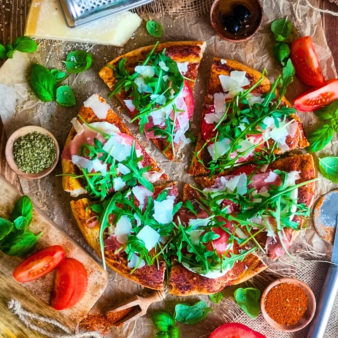 Parma Pizza ohne Hefe und Gehzeit, schnell zubereitet und ohne Haushaltszucker, in 15 Minuten aus dem Diät-Rezepte Kochbuch passend für den Thermomix®* Feel Good Fast Food von Fitgemixt