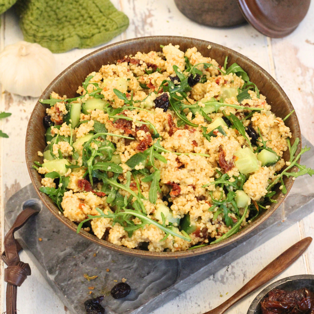 Couscous-Salat leicht & aromatisch – Thermomix®*-Rezept aus Gemeinsam genießen Band 2. Hol dir das Kochbuch im fitgemixt Shop.