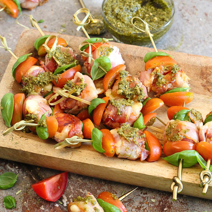 Mozzarella-Bacon-Spieße mit Basilikumpesto – herzhafte Partyrezepte für den Thermomix®* – entdecke das Kochbuch „Gemeinsam genießen“ im Fitgemixt Shop.