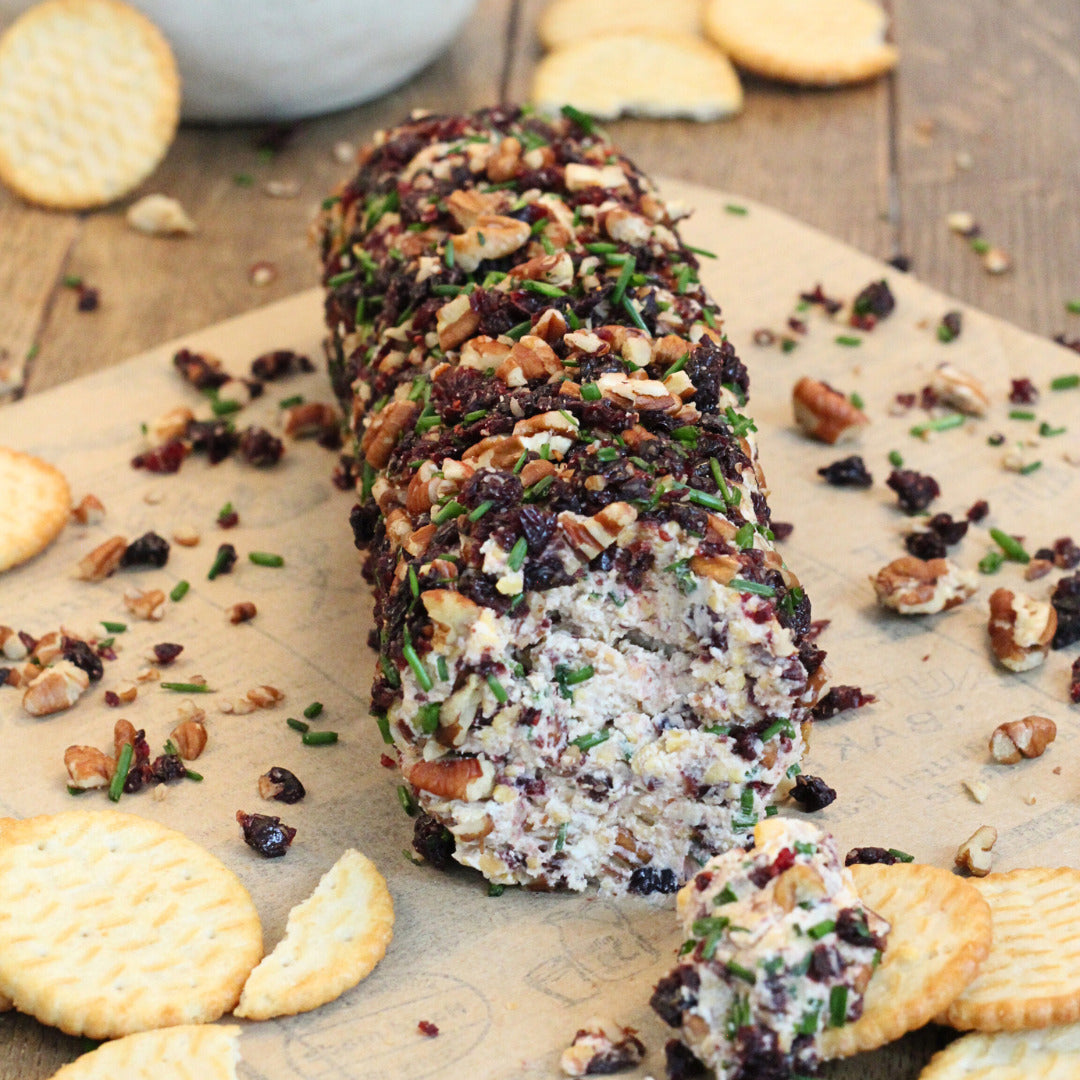 Frischkäse-Rolle mit Nüssen & Cranberries – Rezept aus Gemeinsam genießen Band 2 für den Thermomix®*. Bestelle das Kochbuch im fitgemixt Shop.