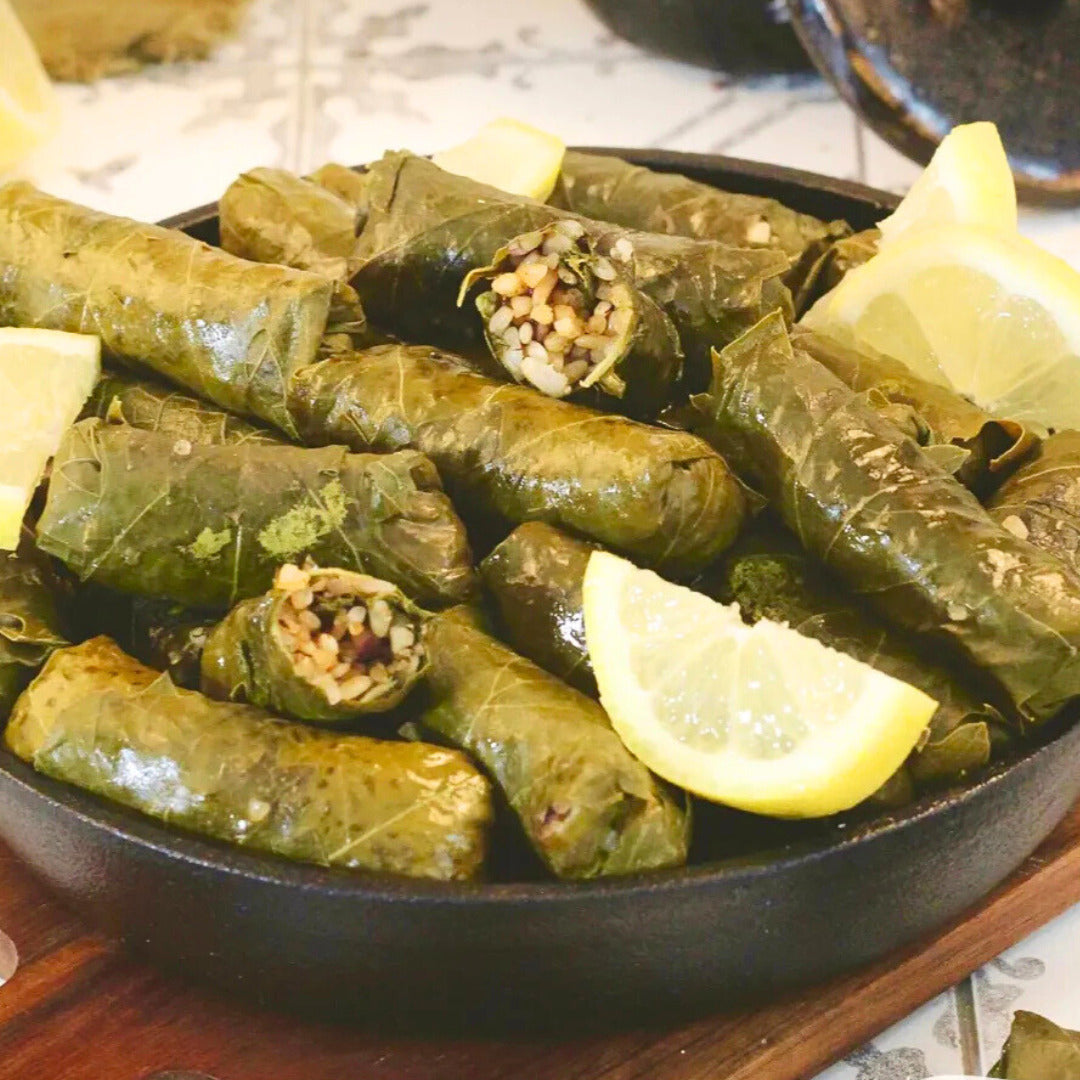 Gefüllte Weinblätter nach türkischer Art – Gemeinsam genießen Band 2, optimiert für den Thermomix®*. Jetzt das Kochbuch im fitgemixt Shop kaufen.