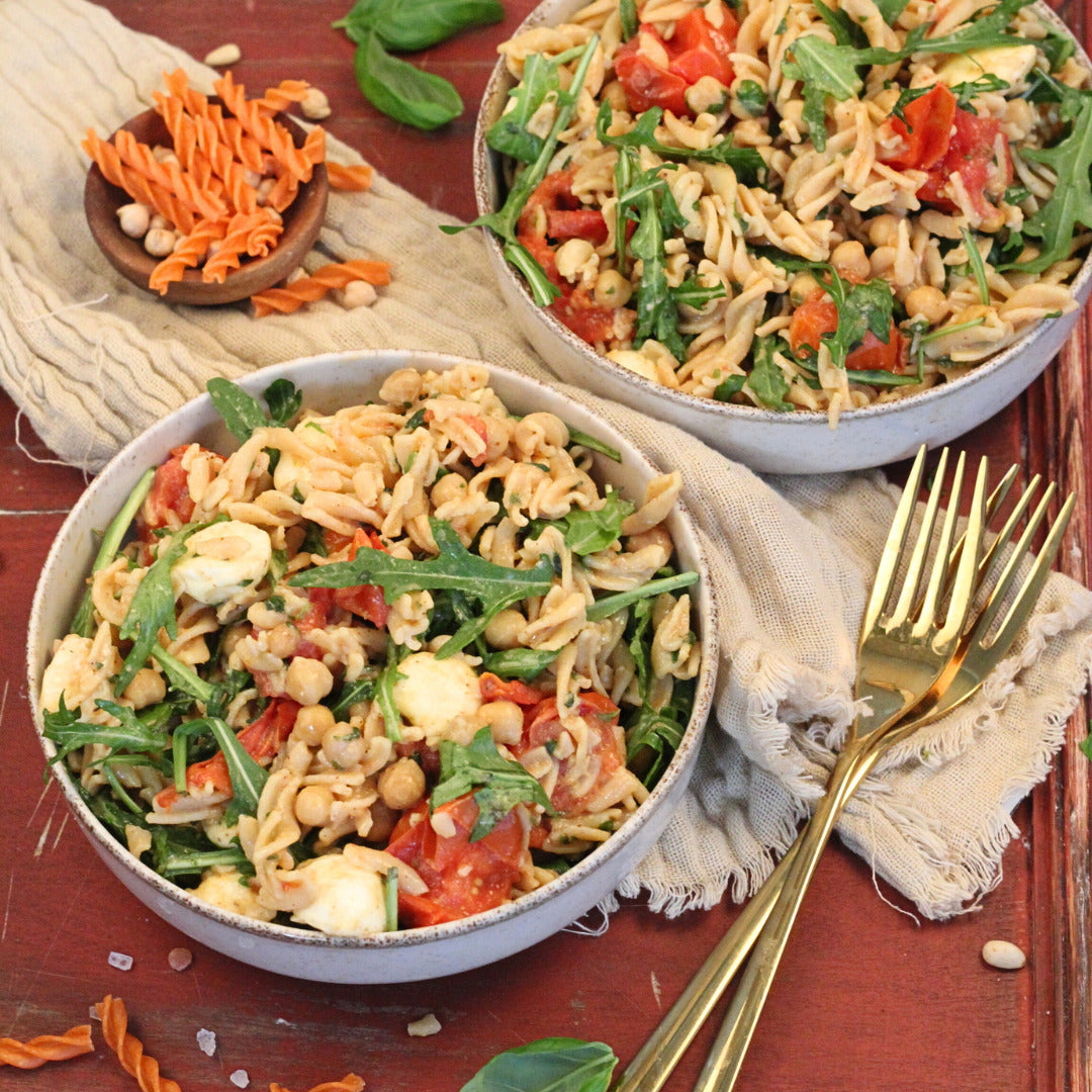 Linsen-Nudel-Salat Rezept aus ‚Gemeinsam genießen Band 2‘ – mediterrane Thermomix®* Partyrezepte gleich im fitgemixt Shop sichern.