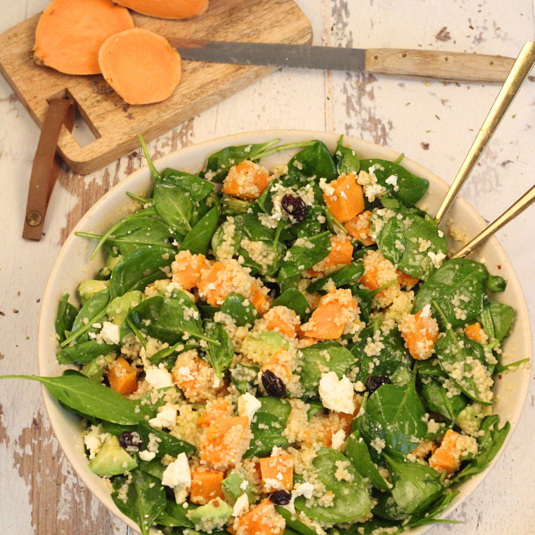 Süßkartoffel-Spinat-Salat Rezept aus ‚Gemeinsam genießen Band 2‘ – gesunde Thermomix®* Partyrezepte jetzt im fitgemixt Shop sichern.