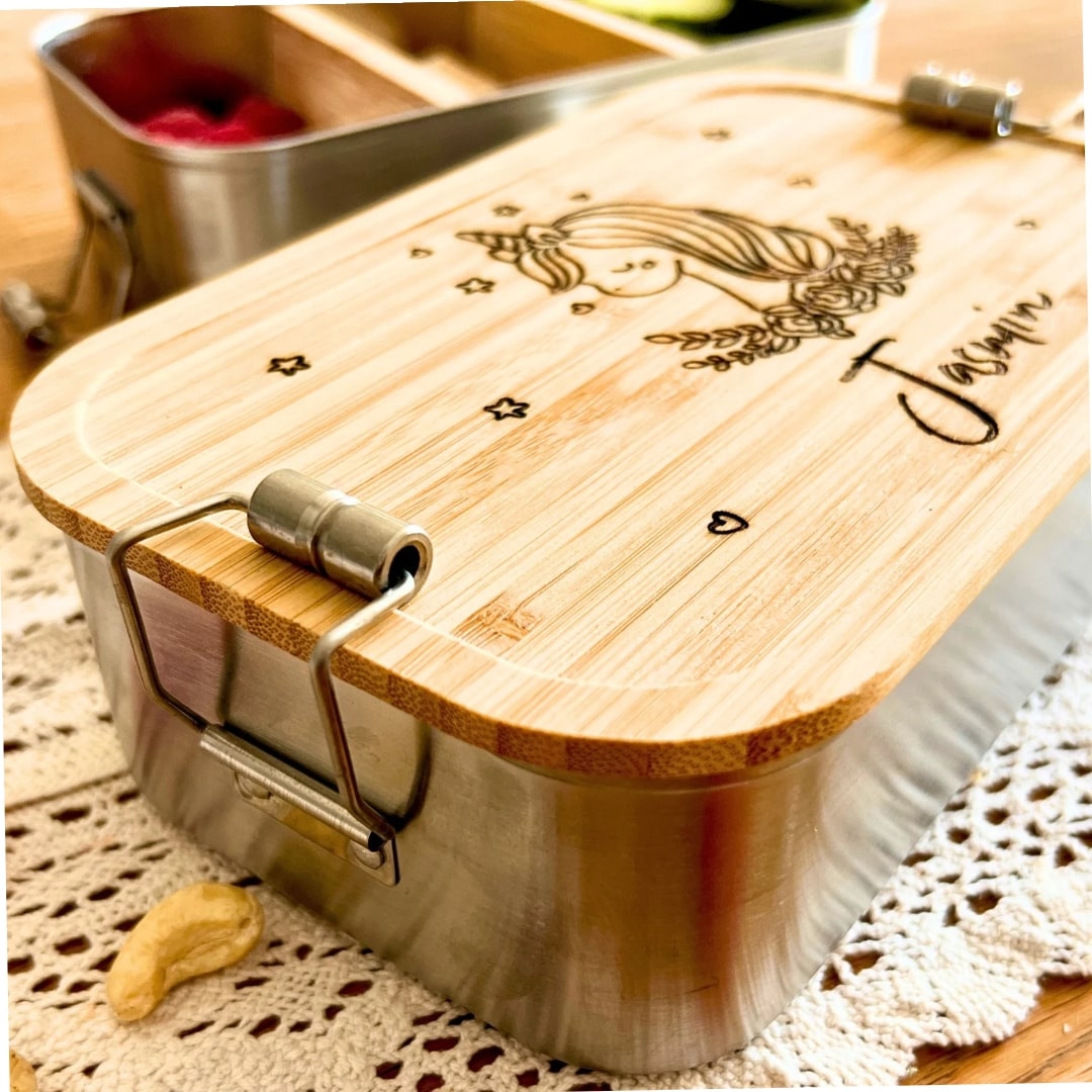 Unsere personalisierte Lunchbox Einhorn mit Name ist ein wunderschönes Geschenk zu Weihnachten, Ostern, als Geschenkidee zur Einschulung, für den ersten Kindergartentag oder auch einfach so als liebevolles Mitbringsel. Bestellbar im fitgemixt Onlineshop.