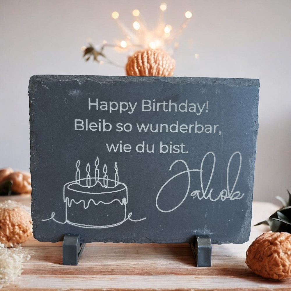 Schieferplatte mit Geburtstagsgruß und gravierter Torte auf Holzständer, Geschenkidee zum Geburtstag bei fitgemixt bestellbar