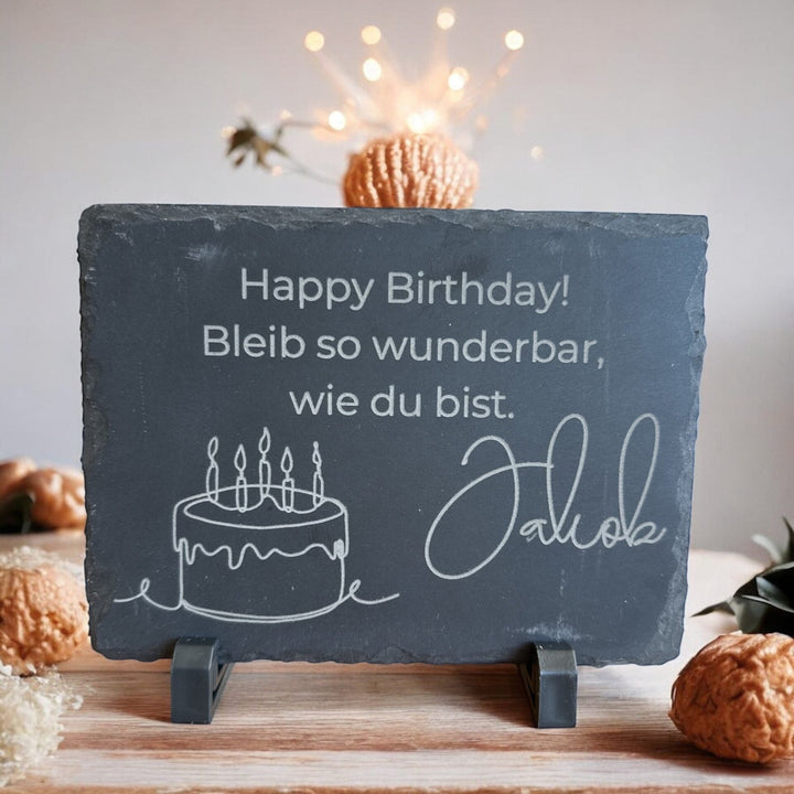 Schieferplatte mit Geburtstagsgruß und gravierter Torte auf Holzständer, Geschenkidee zum Geburtstag bei fitgemixt bestellbar