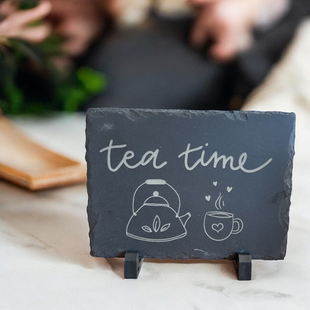 Kleine Schiefertafel mit Gravur Tea Time, ideal als Tischdekoration oder für Teestuben bei fitgemixt bestellbar