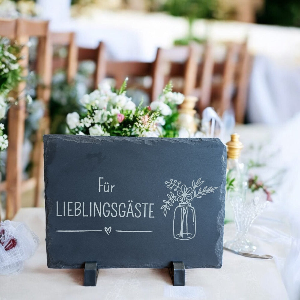 Schiefertafel mit Gravur für Lieblingsgäste, dekorative Tischdeko für Feiern bei fitgemixt bestellbar