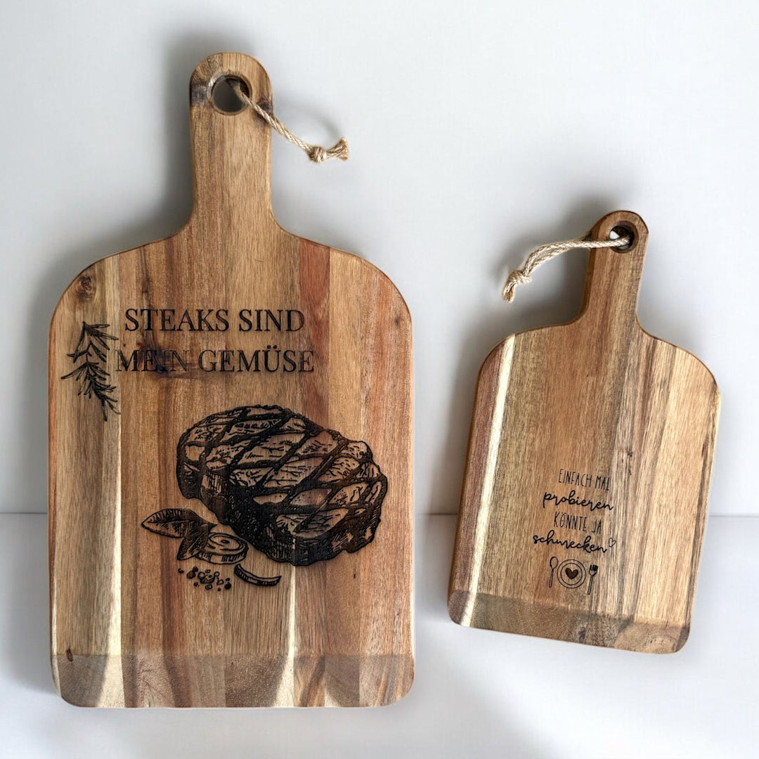 Schneidebrett mit Gravur aus Akazienholz – hochwertiges Servier- und Brotzeitbrett mit Wunschmotiv bei fitgemixt