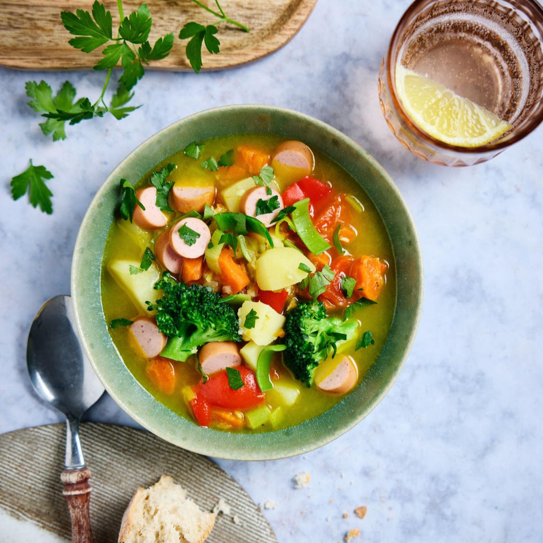 Suppe mit Würstchen als schnelles Thermomix®* Gericht aus dem Varoma®* aus dem fitgemixt Varoma-Kochbuch „Jetzt dampft's", jetzt im Shop bestellen