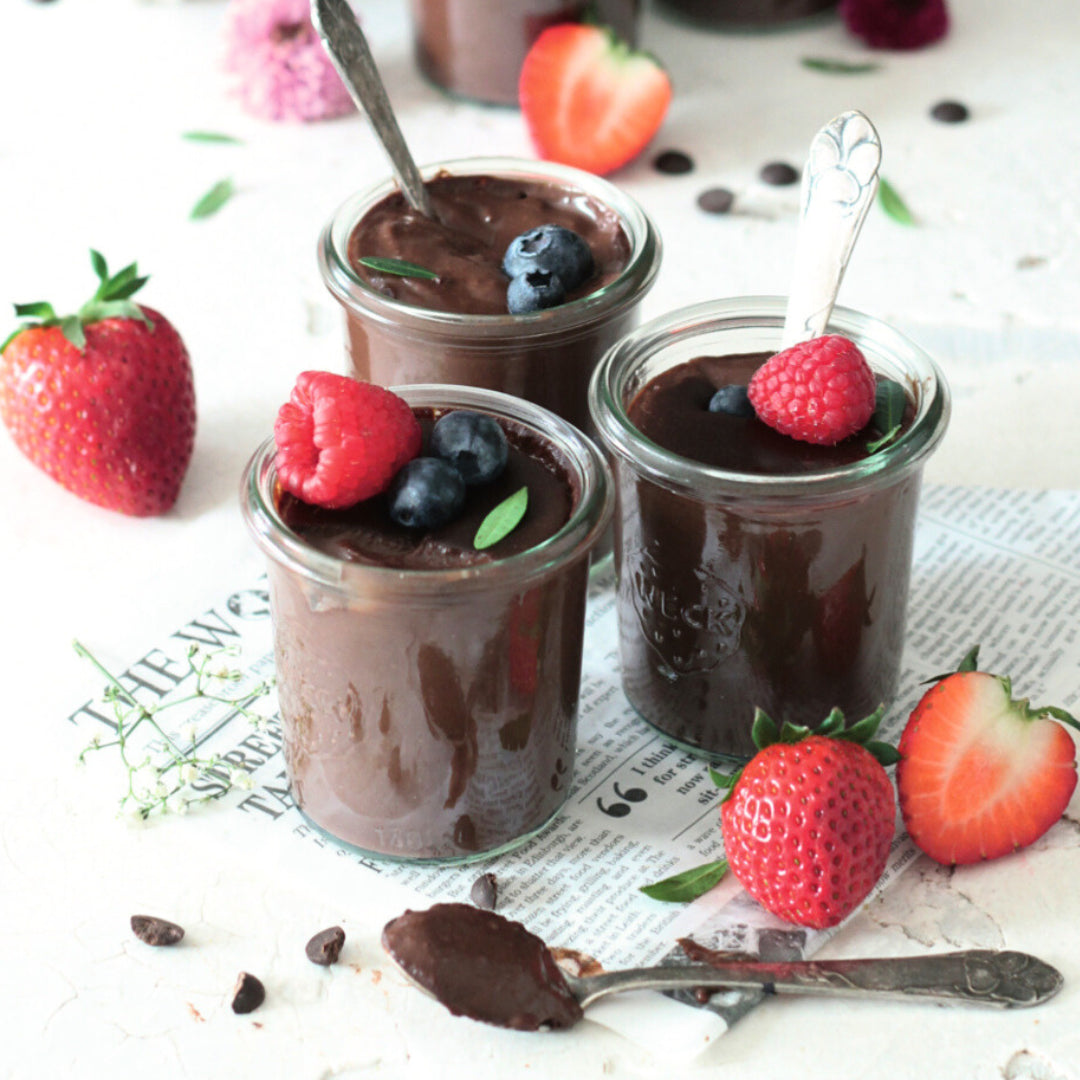 Schokopudding ohne Zucker – cremig, leicht und lecker. Rezept aus dem Fitgemixt-Backbuch „Süß bin ich“. Bestelle dein Buch im fitgemixt Shop.